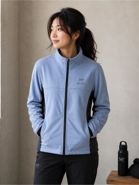 Arc’teryx Women’s Light Blue Softshell Jacket Full Zip size large